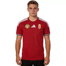 Camiseta Hungría primera equipación 2026 2027 hombre roja local calidad 1.1 oficial Tienda Hincha Futbolero Hungary Home Jersey, Camiseta Hungría 2026, Jersey Hungría rojo, Camiseta Magiares 2027, Equipación húngara hombre, Comprar jersey Hungría online, Calidad 1.1 premium, MLSZ oficial, Fútbol europeo 2026, Camiseta selección Hungría local.