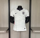 Inglaterra 2026, Camiseta Inglaterra jugador, England 26/27 Home, Ropa Inglaterra oficial, Camiseta fútbol mundial, Calidad 1.1 Pro, Nueva colección 2026, Regalo fútbol hombre, Tienda Hincha Futbolero, Three Lions