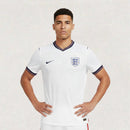 Camiseta Inglaterra primera equipación 2026 2027 hombre blanca versión hincha calidad 1.1 premium Tienda Hincha Futbolero England Home Jersey, Camiseta Inglaterra 2026, England Home Jersey, Camiseta blanca Inglaterra, Equipación Inglaterra hombre, Comprar jersey Inglaterra 2026, Calidad 1.1 premium, FA oficial, Jersey mundial 2026, Ropa de fútbol Inglaterra.