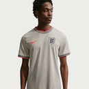 Camiseta Inglaterra Pre-Partido 26/27 Hombre - TIENDA HINCHA FUTBOLERO