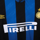 Camiseta Inter de Milan Primera Equipación 1995/96 Hombre Retro Oficial - Inter de Milan, Inter Milan, FC Internazionale, San Siro, Giuseppe Meazza, Nerazzurri, Serie A, Calcio, Umbro, Pirelli, 1995, 1996, Retro, Vintage, Camiseta Clásica, Primera Equipación, Home Kit, Azul y Negra, Blue and Black, Rayas Verticales, Stripes, Hombre, Men, Camiseta de Hombre, Tienda Hincha Futbolero, Fútbol Italiano