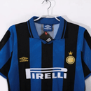 Camiseta Inter de Milan Primera Equipación 1995/96 Hombre Retro Oficial - Inter de Milan, Inter Milan, FC Internazionale, San Siro, Giuseppe Meazza, Nerazzurri, Serie A, Calcio, Umbro, Pirelli, 1995, 1996, Retro, Vintage, Camiseta Clásica, Primera Equipación, Home Kit, Azul y Negra, Blue and Black, Rayas Verticales, Stripes, Hombre, Men, Camiseta de Hombre, Tienda Hincha Futbolero, Fútbol Italiano