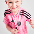 Conjunto infantil primera equipación Inter Miami CF camiseta y pantalón rosa temporada 2025 2026 calidad 1.1 oficial, Inter Miami infantil 2025, Conjunto niño Miami rosa, Ropa Inter Miami niños Messi, Equipación Miami junior 25/26, Calidad 1.1 infantil, Tienda Hincha Futbolero, Regalo niño Inter Miami fútbol, Camiseta rosa Miami niño, Inter Miami Kids Home Kit.