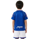 Conjunto infantil retro selección Japón 1998 camiseta azul con diseño de llamas y pantalón blanco calidad 1.1 oficial, Japón infantil 1998 retro, Conjunto niño Japón llamas, Ropa selección japonesa niños retro, Equipación Japón junior 1998, Calidad 1.1 infantil, Tienda Hincha Futbolero, Regalo niño Japón fútbol, Camiseta retro Japón niño, Japan Kids Retro Kit.