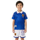 Conjunto infantil retro selección Japón 1998 camiseta azul con diseño de llamas y pantalón blanco calidad 1.1 oficial, Japón infantil 1998 retro, Conjunto niño Japón llamas, Ropa selección japonesa niños retro, Equipación Japón junior 1998, Calidad 1.1 infantil, Tienda Hincha Futbolero, Regalo niño Japón fútbol, Camiseta retro Japón niño, Japan Kids Retro Kit.