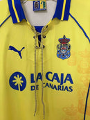 Camiseta hombre UD Las Palmas temporada 1997 1998 primera equipación amarilla detalles azul real retro calidad 1.1 premium Tienda Hincha Futbolero. Las Palmas 1997, Las Palmas 1998, Camiseta Las Palmas retro, Ropa Las Palmas clásica, Camiseta Las Palmas amarilla, Calidad 1.1 Las Palmas, UD Las Palmas Jersey, Tienda Hincha Futbolero, Las Palmas Retro Jersey 97/98.