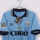Camiseta SS Lazio Primera Equipación 1996/97 Hombre Retro Oficial - SS Lazio, Lazio, Stadio Olimpico, Roma, Biancocelesti, Serie A, Calcio, Umbro, Cirio, 1996, 1997, Retro, Vintage, Camiseta Clásica, Primera Equipación, Home Kit, Celeste, Sky Blue, Azul, Blue, Hombre, Men, Camiseta de Hombre, Tienda Hincha Futbolero, Fútbol Italiano