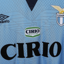 Camiseta SS Lazio Primera Equipación 1996/97 Hombre Retro Oficial - SS Lazio, Lazio, Stadio Olimpico, Roma, Biancocelesti, Serie A, Calcio, Umbro, Cirio, 1996, 1997, Retro, Vintage, Camiseta Clásica, Primera Equipación, Home Kit, Celeste, Sky Blue, Azul, Blue, Hombre, Men, Camiseta de Hombre, Tienda Hincha Futbolero, Fútbol Italiano