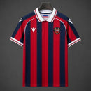 Camiseta Levante UD Primera Equipación 26/27 Hombre - Levante UD, Levante, Ciutat de València, Granotas, Azulgrana, Primera Equipación, Home Kit, Local, Hombre, Men, Camiseta de Hombre, Azul y Rojo, Blue and Red, Levante 26/27, Tienda Hincha Futbolero, Fútbol Español, camiseta oficial