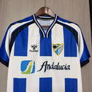 Camiseta oficial del Málaga CF edición especial temporada 2025 2026 para hombre azul y blanca de Tienda Hincha Futbolero, Camiseta Málaga edición especial, Málaga CF 2025/26, Camiseta Málaga azul y blanca, Ropa oficial Málaga CF hombre, Comprar camiseta Málaga oficial, Calidad premium Málaga CF, Ropa fútbol LaLiga, Camiseta La Rosaleda 2026, Málaga CF edición especial hombre.