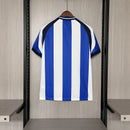 Camiseta oficial del Málaga CF edición especial temporada 2025 2026 para hombre azul y blanca de Tienda Hincha Futbolero, Camiseta Málaga edición especial, Málaga CF 2025/26, Camiseta Málaga azul y blanca, Ropa oficial Málaga CF hombre, Comprar camiseta Málaga oficial, Calidad premium Málaga CF, Ropa fútbol LaLiga, Camiseta La Rosaleda 2026, Málaga CF edición especial hombre.