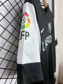 Camiseta retro hombre Málaga CF segunda equipación negra año 2012 2013 calidad 1.1 oficial, Málaga 2013, Camiseta retro Málaga, Camiseta vintage Málaga, Equipación Málaga barata, Calidad 1.1 Malaguista, Tienda Hincha Futbolero, La Rosaleda, Bloke Core retro, Camiseta negra Málaga antigua, Regalo fútbol vintage.