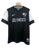 Camiseta retro hombre Málaga CF segunda equipación negra año 2012 2013 calidad 1.1 oficial, Málaga 2013, Camiseta retro Málaga, Camiseta vintage Málaga, Equipación Málaga barata, Calidad 1.1 Malaguista, Tienda Hincha Futbolero, La Rosaleda, Bloke Core retro, Camiseta negra Málaga antigua, Regalo fútbol vintage.