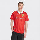 Manchester United 1999 retro, Camiseta Manchester United 2000, Jersey Man United vintage, United 99 roja Sharp, Camiseta Beckham Manchester retro, Ropa clásica fútbol Premier, Regalo coleccionista fútbol inglés, Camiseta roja Manchester 1999, Tienda Hincha Futbolero.