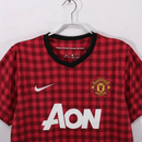 Camiseta Manchester United Primera Equipación 2012/13 Hombre Retro Oficial - Manchester United, Man United, Red Devils, Old Trafford, Premier League, Sir Alex Ferguson, Robin van Persie, RVP, Wayne Rooney, Ryan Giggs, Paul Scholes, David de Gea, 2012, 2013, Retro, Vintage, Camiseta Clásica, Primera Equipación, Home Kit, Roja, Red, Nike, AON, Hombre, Men, Camiseta de Hombre, Tienda Hincha Futbolero, Fútbol Inglés