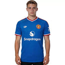 Nueva camiseta Manchester United 26/27 segunda equipación azul – Vista frontal. Manchester United, Man Utd, Segunda Equipación, 26/27, Azul, Camiseta oficial, Premier League, Red Devils, Fútbol, Tienda Hincha Futbolero, Exclusivo