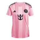 Camiseta mujer Inter Miami temporada 2025 2026 color rosa corte femenino escudo bordado calidad 1.1 oficial, Inter Miami 2025, Camiseta Miami mujer, Inter Miami 25/26 rosa, Camiseta Messi mujer, Ropa barata Inter Miami, Calidad 1.1 Miami, Moda deportiva mujer 2026, Tienda Hincha Futbolero, Vice City, Bloke Core Mujer.