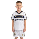 Conjunto infantil retro Parma AC 2002 2003 primera equipación camiseta y pantalón blanco calidad 1.1 oficial, Parma infantil retro, Conjunto niño Parma 2002, Ropa Parma AC niños retro, Equipación Parma junior 02/03, Calidad 1.1 infantil, Tienda Hincha Futbolero, Regalo niño Parma fútbol, Camiseta blanca Parma niño, Parma Kids Retro Kit.