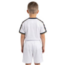 Conjunto infantil retro Parma AC 2002 2003 primera equipación camiseta y pantalón blanco calidad 1.1 oficial, Parma infantil retro, Conjunto niño Parma 2002, Ropa Parma AC niños retro, Equipación Parma junior 02/03, Calidad 1.1 infantil, Tienda Hincha Futbolero, Regalo niño Parma fútbol, Camiseta blanca Parma niño, Parma Kids Retro Kit.