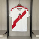 Camiseta Perú primera equipación 2026 2027 hombre blanca con franja roja versión hincha calidad 1.1 oficial Tienda Hincha Futbolero Perú Home Jersey, Camiseta Perú 2026, Perú Home Jersey, Camiseta franja roja, Equipación Perú hombre, Comprar camiseta Perú 2026, Calidad 1.1 premium, FPF oficial 26/27, Jersey Bicolor mundial, Ropa de fútbol Perú.