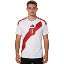 Camiseta Perú primera equipación 2026 2027 hombre blanca con franja roja versión hincha calidad 1.1 oficial Tienda Hincha Futbolero Perú Home Jersey, Camiseta Perú 2026, Perú Home Jersey, Camiseta franja roja, Equipación Perú hombre, Comprar camiseta Perú 2026, Calidad 1.1 premium, FPF oficial 26/27, Jersey Bicolor mundial, Ropa de fútbol Perú.
