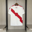 Camiseta Perú primera equipación 2026 2027 hombre blanca con franja roja versión hincha calidad 1.1 oficial Tienda Hincha Futbolero Perú Home Jersey, Camiseta Perú 2026, Perú Home Jersey, Camiseta franja roja, Equipación Perú hombre, Comprar camiseta Perú 2026, Calidad 1.1 premium, FPF oficial 26/27, Jersey Bicolor mundial, Ropa de fútbol Perú.