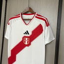 Camiseta Perú primera equipación 2026 2027 hombre blanca con franja roja versión hincha calidad 1.1 oficial Tienda Hincha Futbolero Perú Home Jersey, Camiseta Perú 2026, Perú Home Jersey, Camiseta franja roja, Equipación Perú hombre, Comprar camiseta Perú 2026, Calidad 1.1 premium, FPF oficial 26/27, Jersey Bicolor mundial, Ropa de fútbol Perú.