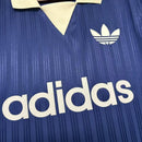 Camiseta polo hombre portero Adidas oficial azul detalles blancos fútbol técnica transpirable guardameta entrenamiento estilo retro.