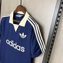 Camiseta polo hombre portero Adidas oficial azul detalles blancos fútbol técnica transpirable guardameta entrenamiento estilo retro.