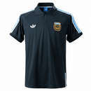 Chomba polo hombre Selección Argentina temporada 2026 2027 color gris oficial viaje 3 estrellas fútbol técnica elegante urbana gris melange.