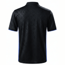 Camiseta tipo polo del FC Barcelona x Kobe Bryant 2025 2026 edición especial Mamba Mentality para hombre negra y púrpura de colección oficial Tienda Hincha Futbolero, Camiseta Barcelona Kobe Bryant 2025, Polo FC Barcelona Mamba Mentality, Jersey Barcelona negro y púrpura 2026, Camiseta del Barça original hombre, Comprar polo de colección Barcelona, Calidad premium Barcelona Kobe Bryant, Camiseta fútbol baloncesto Lakers, Ropa urbana blockecore, Jersey de colección culé.
