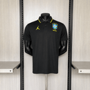 Camiseta tipo polo de la selección de Brasil x Jordan 2026 2027 edición especial Jumpman para hombre negra de colección oficial casual Tienda Hincha Futbolero, Camiseta Brasil Jordan 2026, Polo Selección de Brasil negro, Jersey Brasil edición especial 2027, Camiseta de Brasil original hombre, Comprar polo de colección de Brasil, Calidad premium Brasil Jordan, Camiseta fútbol baloncesto Jumpman, Ropa urbana blockecore, Jersey de colección canarinha.