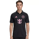 Camiseta polo hombre Inter Miami temporada 2026 2027 oficial negra y rosa casual técnica MLS estilo Florida mundial.