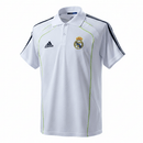 Polo hombre Real Madrid temporada 2025 2026 oficial blanca camiseta de paseo técnica transpirable elegante fútbol madridista Bernabéu.