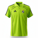 Polo hombre Real Madrid temporada 2025 2026 oficial verde esmeralda camiseta de paseo técnica transpirable elegante fútbol madridista Bernabéu.