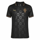 Camiseta de Portugal 2025 2026 equipación alternativa negra para hombre jersey oficial luso de colección premium Tienda Hincha Futbolero, Camiseta Portugal 2025, Jersey Portugal negro, Camiseta alternativa de Portugal 2026, Camiseta de Portugal original hombre, Comprar equipación de Portugal negra, Calidad premium Portugal, Camiseta fútbol europea negra, Ropa urbana blockecore, Jersey de colección luso.