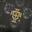 Camiseta de Portugal 2025 2026 equipación alternativa negra para hombre jersey oficial luso de colección premium Tienda Hincha Futbolero, Camiseta Portugal 2025, Jersey Portugal negro, Camiseta alternativa de Portugal 2026, Camiseta de Portugal original hombre, Comprar equipación de Portugal negra, Calidad premium Portugal, Camiseta fútbol europea negra, Ropa urbana blockecore, Jersey de colección luso.