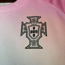 Camiseta de la selección de Portugal 2026 2027 rosa para hombre jersey oficial luso de colección premium urbana Tienda Hincha Futbolero, Camiseta Portugal 2026, Jersey Portugal rosa hombre, Camiseta alternativa de Portugal 2027, Camiseta de Portugal original hombre, Comprar camiseta rosa de Portugal, Calidad premium Portugal rosa, Camiseta fútbol europea, Ropa urbana blockecore, Jersey de colección lusa.