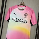 Camiseta de la selección de Portugal 2026 2027 rosa para hombre jersey oficial luso de colección premium urbana Tienda Hincha Futbolero, Camiseta Portugal 2026, Jersey Portugal rosa hombre, Camiseta alternativa de Portugal 2027, Camiseta de Portugal original hombre, Comprar camiseta rosa de Portugal, Calidad premium Portugal rosa, Camiseta fútbol europea, Ropa urbana blockecore, Jersey de colección lusa.