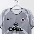 Camiseta PSG Segunda Equipación 2001/02 Hombre Retro Oficial -PSG, Paris Saint-Germain, Paris, Parque de los Príncipes, Ligue 1, French Football, Nike, Ronaldinho, Nicolas Anelka, Jay-Jay Okocha, Mauricio Pochettino, 2001, 2002, Retro, Vintage, Camiseta Clásica, Segunda Equipación, Away Kit, Gris, Grey, Negra, Black, Opel, Hombre, Men, Camiseta de Hombre, Tienda Hincha Futbolero, Fútbol Francés