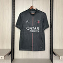 Camiseta hombre PSG temporada 2025 2026 cuarta equipación negra calidad 1.1 premium oficial paris saint germain. PSG 2025, Camiseta PSG negra, PSG Fourth Jersey, Ropa PSG barata, Equipación París 25/26, Calidad 1.1 PSG, Ligue 1 Gear, Tienda Hincha Futbolero, Camiseta Negra PSG.
