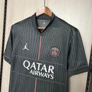 Camiseta hombre PSG temporada 2025 2026 cuarta equipación negra calidad 1.1 premium oficial paris saint germain. PSG 2025, Camiseta PSG negra, PSG Fourth Jersey, Ropa PSG barata, Equipación París 25/26, Calidad 1.1 PSG, Ligue 1 Gear, Tienda Hincha Futbolero, Camiseta Negra PSG.