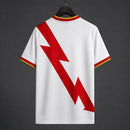 Rayo Vallecano, Rayo, Vallecas, Primera Equipación, Camiseta Blanca, Rayo 26/27, Tienda Hincha Futbolero, Fútbol, Moda Valencana, Coleccionismo, Ropa Exclusiva, Camiseta Oficial Rayo, La Franja