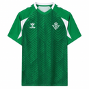Camiseta Real Betis Pre-Partido 26/27 Hombre - Real Betis, Betis, Benito Villamarin, Sevilla, La Liga, Spanish Football, Camiseta Oficial, Pre-Partido, Pre-Match, Training Jersey, Verde, Green, Blanca, White, Hombre, Men, Camiseta de Hombre, 2026, 2027, Tienda Hincha Futbolero, Futbol Espanol