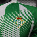 Real Betis, Betis, Verdiblancos, Primera Equipación, Camiseta Blanca y Verde, Versión Jugador, Player Version, Betis 26/27, Tienda Hincha Futbolero, Fútbol, Moda Futbolera, Coleccionismo, Ropa Exclusiva, Camiseta Betis Oficial