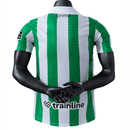 Real Betis, Betis, Verdiblancos, Primera Equipación, Camiseta Blanca y Verde, Versión Jugador, Player Version, Betis 26/27, Tienda Hincha Futbolero, Fútbol, Moda Futbolera, Coleccionismo, Ropa Exclusiva, Camiseta Betis Oficial