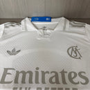 Camiseta Real Madrid Cumpleaños 26/27 Versión Jugador Blanca - TIENDA HINCHA FUTBOLERO