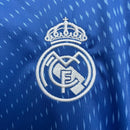 Camiseta oficial de portero del Real Madrid temporada 2025 2026 color azul para hombre de Tienda Hincha Futbolero, Camiseta Portero Real Madrid, Real Madrid 2025/26, Jersey arquero Real Madrid, Ropa oficial portero Madrid, Comprar camiseta portero Real Madrid, Calidad premium merengue, Santiago Bernabéu moda, Real Madrid 2026, Ropa de portero fútbol.