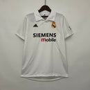 Camiseta oficial del Real Madrid primera equipación temporada 2002 2003 blanca retro para hombre, diseño clásico de los Galácticos de Tienda Hincha Futbolero, Camiseta Real Madrid retro, Real Madrid 02/03, Ropa Real Madrid vintage, Comprar camiseta Real Madrid blanca, Galácticos, Zidane, Ronaldo, Figo, Madridistas, Merengues, Camisetas fútbol retro, Retro Real Madrid 2003, Historia Real Madrid, Colección Madrid.
