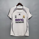 Camiseta oficial del Real Madrid primera equipación temporada 2006 2007 blanca retro para hombre de Tienda Hincha Futbolero, Camiseta Real Madrid retro, Real Madrid 06/07, Ropa Real Madrid vintage, Comprar camiseta Real Madrid blanca, Raúl, David Beckham Madrid, Madridistas, Merengues, Camisetas fútbol retro, Retro Real Madrid 2007, Historia Real Madrid, Liga de las Remontadas, Colección Madrid.
